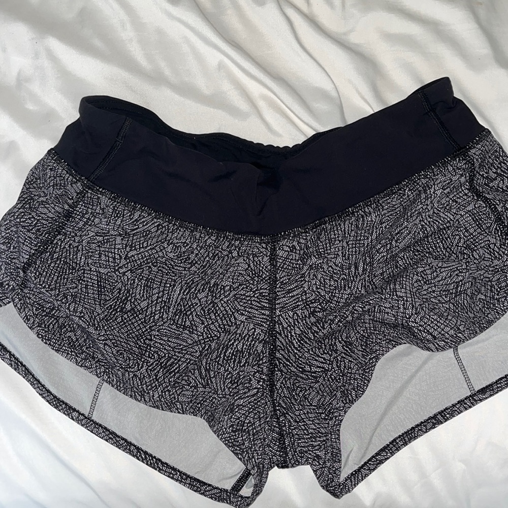 Lululemon Speed Up Short 2.5” in black and white pattern
